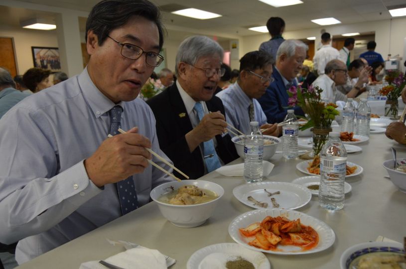 왼쪽 김동기 총영사가 지난해 여름 6.25참전유공자 삼계탕 대접 행사에 참석해 삼계탕을 먹고 있는 모습