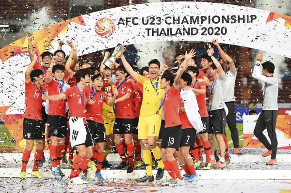 26일 오후(현지시간) 태국 방콕 라자망갈라 스타디움에서 열린 2020 아시아축구연맹(AFC) U-23 챔피언십 한국과 사우디아라비아의 결승전에서 사상 첫 대회 우승에 성공한 선수들이 우승 트로피를 높이 들고 환호하고 있다. AP
