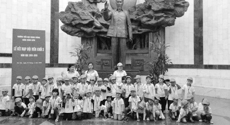 성지 같은 하노이 호찌민 박물관을 찾은 베트남 어린이들. [사진 이길주 교수]