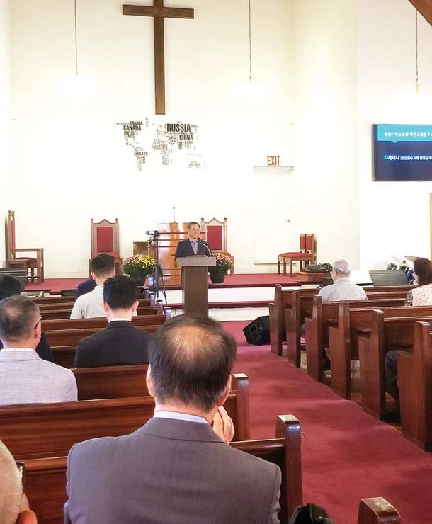 한국 안산빛나교회의 유재명 담임목사가 뉴욕영락교회에서'작은교회'의 사명과 본질에 대해 설명하고 있다.