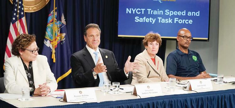 앤드류 쿠오모 뉴욕주지사(왼쪽 두 번째)가 8일 열린 기자회견에서 뉴욕시 전철 운행 속도 증가와 안전 강화 방침을 설명하고 있다. [사진 뉴욕주지사실]