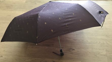 [사진설명: 네. 미국에선 실내에서 편 우산은 불운을 가져온다네요.]