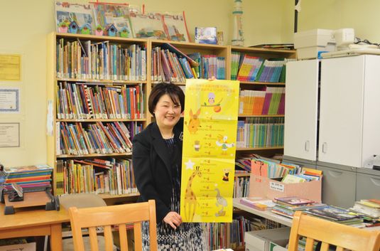 강혜영 레인보우 기독교 유치원 원장이 차트를 통해 12가지 성품을 설명하고 있다.
