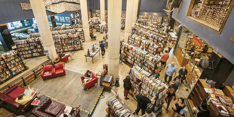 디지털 시대에도 많은 사람들의 관심과 사랑을 받으며 성장 일로에 있는 중고 책방 'The Last Bookstore', 책을 매개로 한 눈길끄는 인테리어 작품으로도 인기 높다. [사진=트래블카페인]