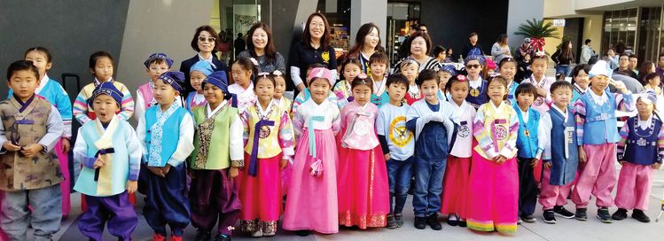 지난 5일 열린 하시엔다라푸엔테통합교육국 오픈하우스 엑스포에서 한국 전통무용을 발표한 시다레인아카데미 한국어 이중언어반 학생들이 기념촬영하고 있다. [사디레인아카데미 제공]