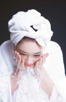 너무 뜨거운 물로 세안 또는 샤워하는 것은 피부 건조를 일으킬 수 있다.
