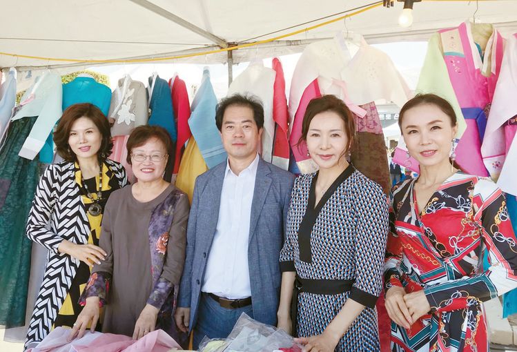 한복 전시·판매 부스에 모인 한복 패션쇼 관계자들. 오른쪽에서 두 번째가 김성은 한복외교문화원장.   임상환 기자