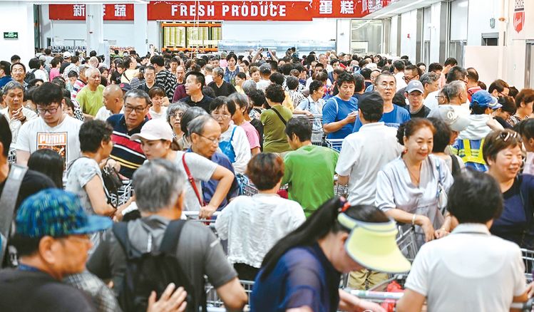 창고형 할인매장인 코스트코의 멤버십 수입이 지속적으로 늘고 있다. 지난 8월 27일 중국에 처음 들어선 상하이 코스트코 매장의 개장 첫날 많은 고객들이 북적이는 모습. [연합]