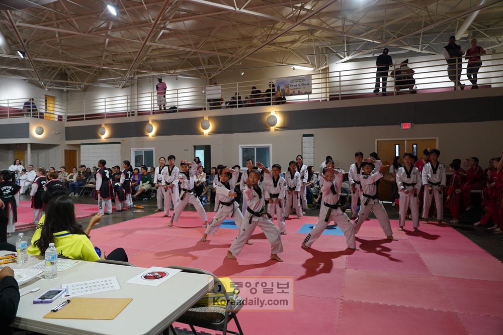 지난 5일 애틀랜타 한인회관에서 열린 태권도 챔피언십 대회에서 수련생들이 시범 연습을 하고 있다.