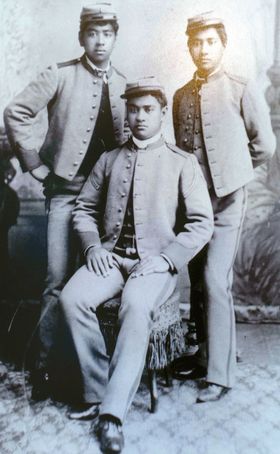 1885년 3명의 하와이 왕자 형제인 조나, 데이비드와 에드워드 카와나나코아가 고향의 바다를 그리워하며 서핑을 하다 서핑을 전수했다. 