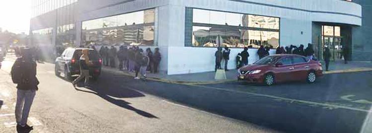 뉴욕주는 그린라이트법 시행 이후 방문객이 대폭 늘어나자 주 차량국(DMV) 업무시간을 연장하기로 했다. 사진은 지난 9일 아침 일찍부터 DMV 퀸즈 칼리지포인트 오피스 밖에서 길게 줄지어 기다리는 사람들. 김일곤 기자