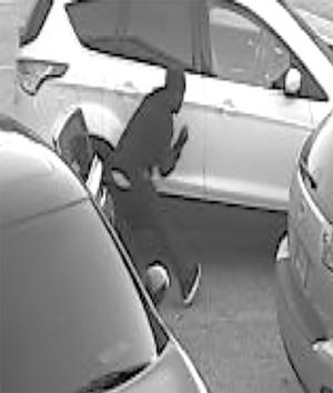 데이케어 주차장에서 자동차 유리를 깨고 귀중품을 훔치고 있는 용의자의 모습이 CCTV 화면에 찍혔다. 