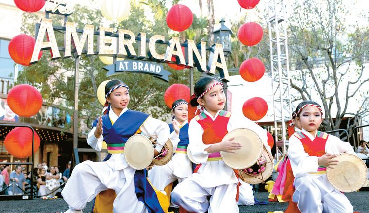‘더 아메리카나 앳 브랜드’에서 열린 지난해 새해맞이 행사에서 어린이 무용단이 한국 전통 공연을 선보이고 있다. [더 아메리카나 앳 브랜드 제공]