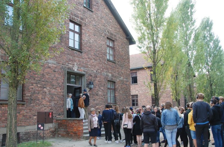 폴란드 아우슈비츠 수용소를 찾은 방문객들.