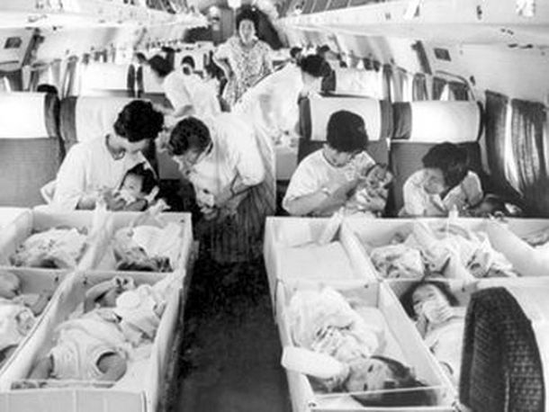 1950년대 홀트씨양자회가 마련한 전세기를 타고 미국으로 이동하는 입양 대상 아동들. [국가기록원, 홀트아동복지회 기증 기록물]
