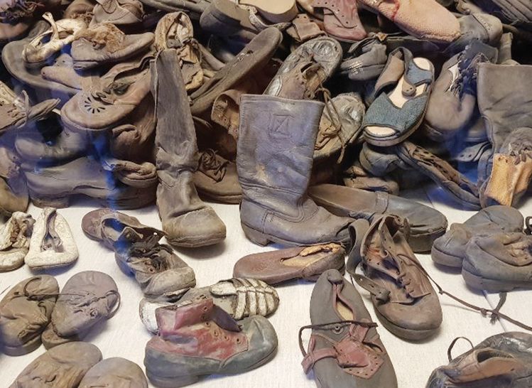아우슈비츠 수용소에서 학살된 유대인들이 남긴 신발들. 수용소는 보관 중인 신발 10만 켤레 중 2만 켤레를 전시하고 있다.
