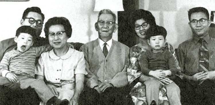 헨리 이씨의 과거 가족사진. 왼쪽부터 헨리, 아들 마이클, 어머니 메리 백, 아버지 이흥만, 아내 엘렌, 아들 스티븐, 동생 앨런.