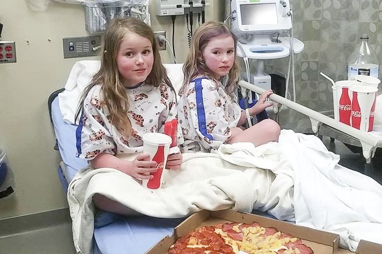실종 44시간만에 구조된 레이아(왼쪽)와 캐롤라인 캐리코가 병원에서 안정을 취하고 있다. [사진 캐리고 부부 페이스북]
