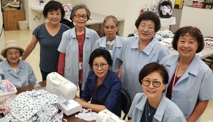 매달 두 차례씩 차 할리우드 장로병원에 모여 미혼모와 저소득층 신생아를 위한 배냇저고리를 만들고 있는 한미여성회(회장 박지혜·사진 맨 왼쪽에서 두 번째) 봉사팀이 한자리에 모여 활짝 웃고 있다.