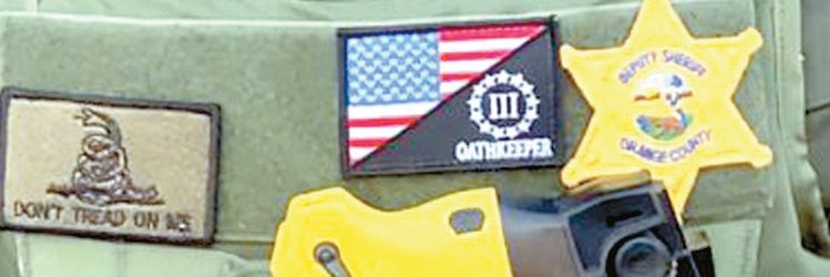 셰리프 요원 방탄조끼에 부착된 스리 퍼센터즈 로고 패치(별 모양 셰리프 배지 왼쪽).  ［CAIR LA지부 제공］
