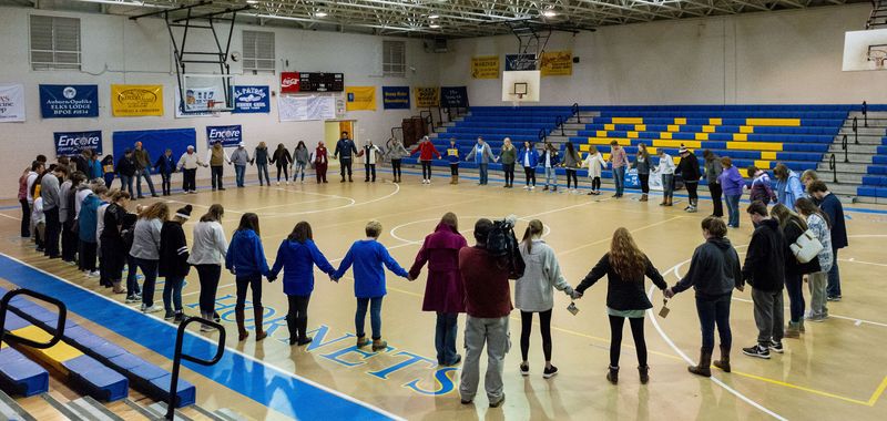 보리가드 고등학교 학생들이 체육관에 모여 피해자들을 위로하며 기도하고 있다.AP