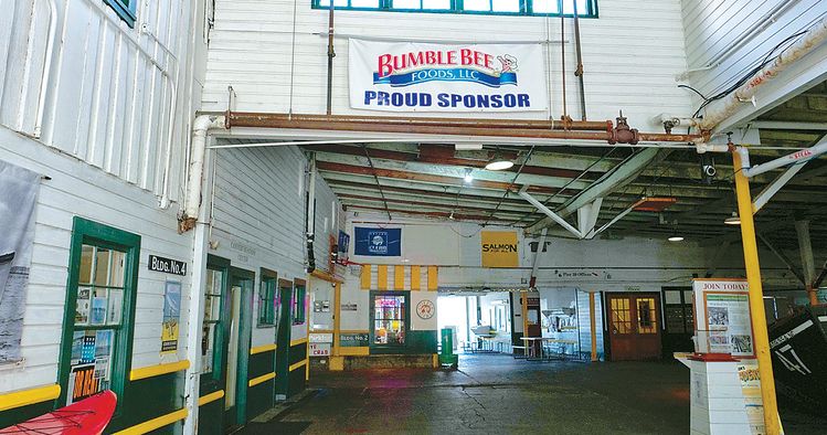 오리건주 아스토리아시 동쪽 39부두에 있는 범블 비 핸손 통조림 박물관. 1875년부터 생선 통조림을 생산하던 오래된 가공 공장을 개조해 만들었다.