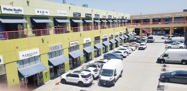 약탈을 피해 문을 닫았던 한인 업소들이 영업 재개에 나서고 있다. 많은 업소들이 문을 열면서 주차장이 꽉찬 LA 다운타운 의류상가. 
