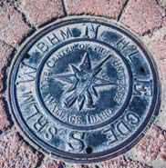 2004년 월리스는 이 마을이 '우주의 중심'이라고 자체 선포했다. 오늘날 정확히 우주의 중심이라고 지정된 위치에는 맨홀 뚜껑이 있는데, 주민들은 매년 이를 기념한다. [사진 brandUSA·아이다호감자박물관]