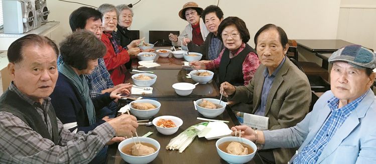 지난 31일 OC한미노인회원들이 연합회 측이 제공한 삼계탕을 먹고 있다.