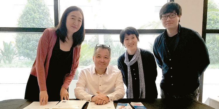 지난해 9월 굿사마리탄 병원에서 열린 한인무료건강박람회에 참가한 리틀도쿄 서비스센터 이희우(맨 왼쪽) 소셜워커가 센터 한인 소셜워커들과 함께 포즈를 취하고 있다.