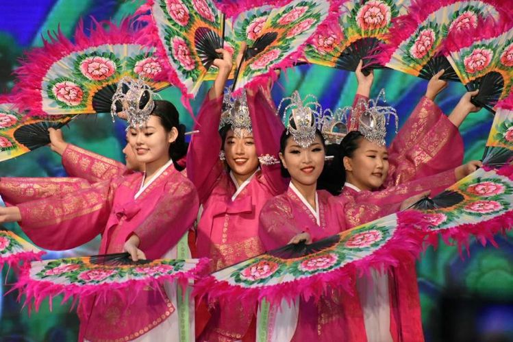 오는 29일 오후5시 서울국제공원 한인축제 메인 스테이지에서 이정임무용단에 의해서 펼쳐질 부채춤의 모습.