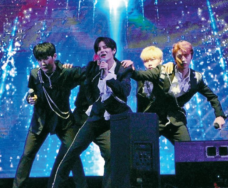 보이그룹 플래티넘은 역동적인 춤과 노래로 인기를 모았다.