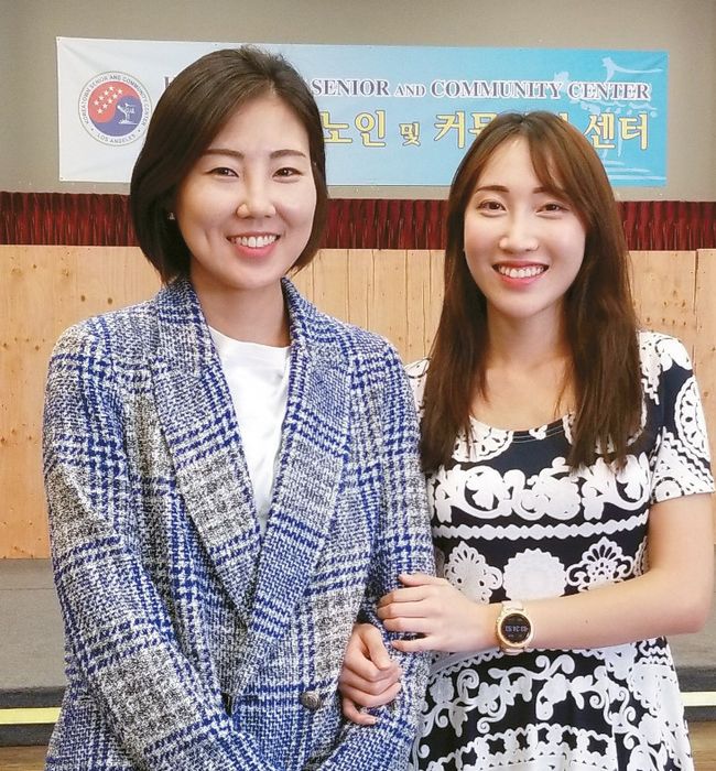 LA한인타운 시니어센터에서 교양강좌 봉사에 나서는 박주영(왼쪽부터)씨와 최은영씨가 활짝 웃고 있다. [시니어센터 제공]
