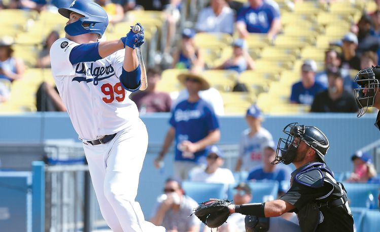 LA 다저스 류현진이 22일 콜로라도 로키스와 홈 경기에서 5회말 선두타자로 나와 동점 솔로 홈런을 치고 있다. [OSEN]