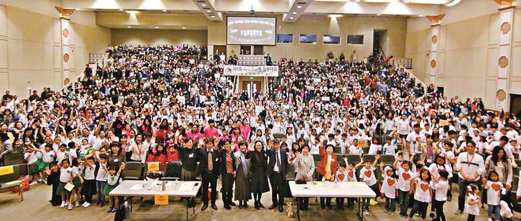 남가주 한국학원 합창대회가 지난 9일 LA충현교회에서 열렸다. 이날 행사에 참석자들이 한자리에서 모여 삼일절 노래를 합창하고 기념촬영을 하고 있다.
