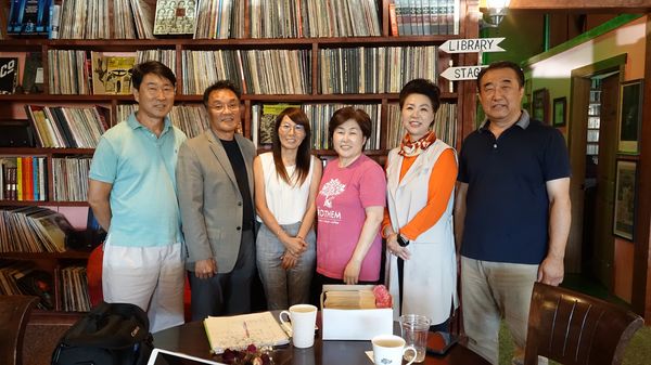 지난 23일 카페로뎀에서 복음의전함과 미션아가페 관계자들이 모여 복음을 전하는 동역 협약을 맺고 기념촬영을 했다.