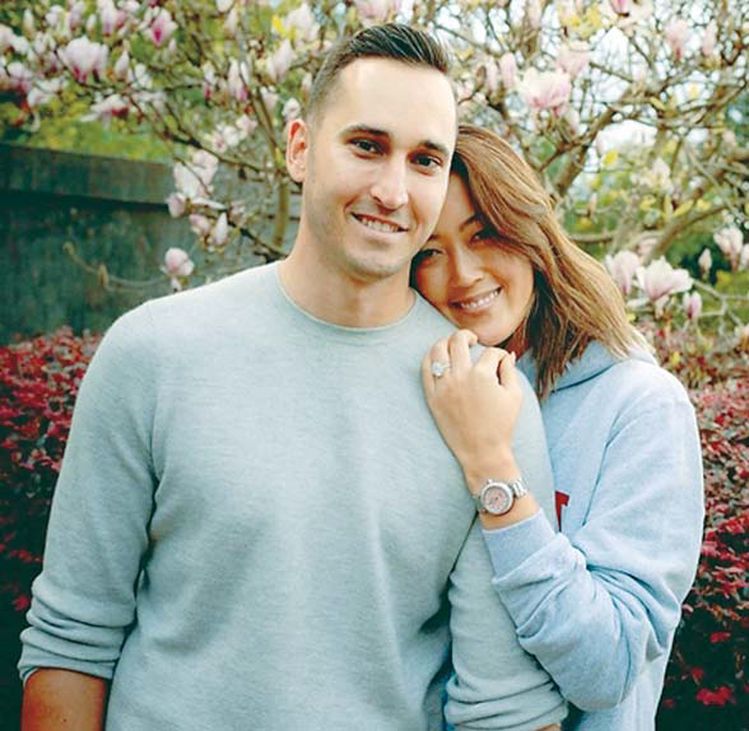 미국여자프로골프(LPGA) 투어에서 활약하는 미셸 위(30)가 미국프로농구(NBA)의 '전설'로 불리는 제리 웨스트의 아들에게서 청혼받았다면서 반지를 낀 채 다정한 모습을 취했다. [미셸 위 소셜미디어 캡처]