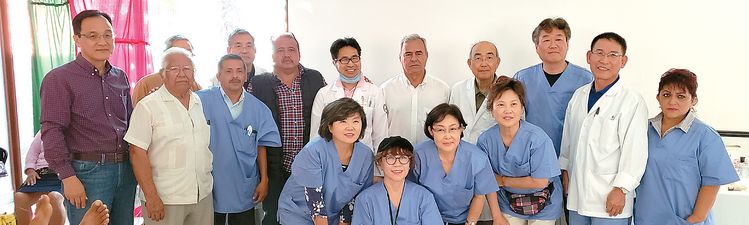 평통 의료봉사단이 진료현장을 방문한 페토시 관계자들과 함께 자리했다.