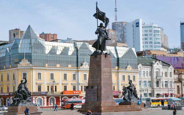 과거 소비에트 연방 시절 희생한 군인들을 위한 기념탑이 자리한 혁명전사 광장, 중앙광장으로도 불린다.