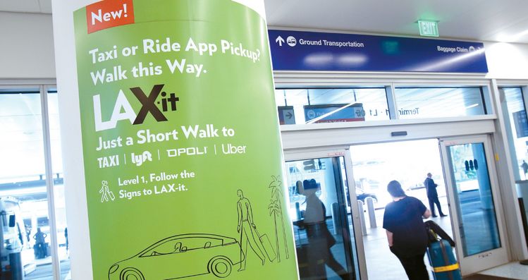 LA국제공항의 각 청사에 부착된 택시 픽업존 ‘LAXit’ 안내 표지판. 김상진 기자