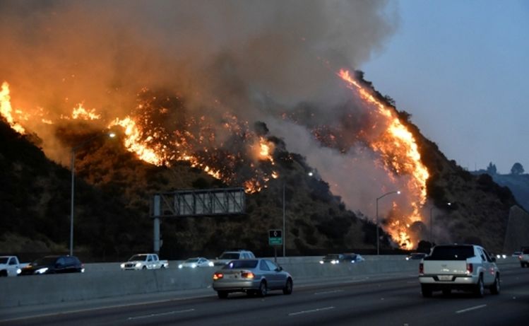 최근 캘리포니아 주가 동시다발적으로 10개 이상의 산불이 발생해 비상이다. 지난달 28일 산에서 시작된 화재가 게티센터 인근 405번 고속도로 근처까지 번지면서 프리웨이 차들을 위협하고 있다.  [연합]