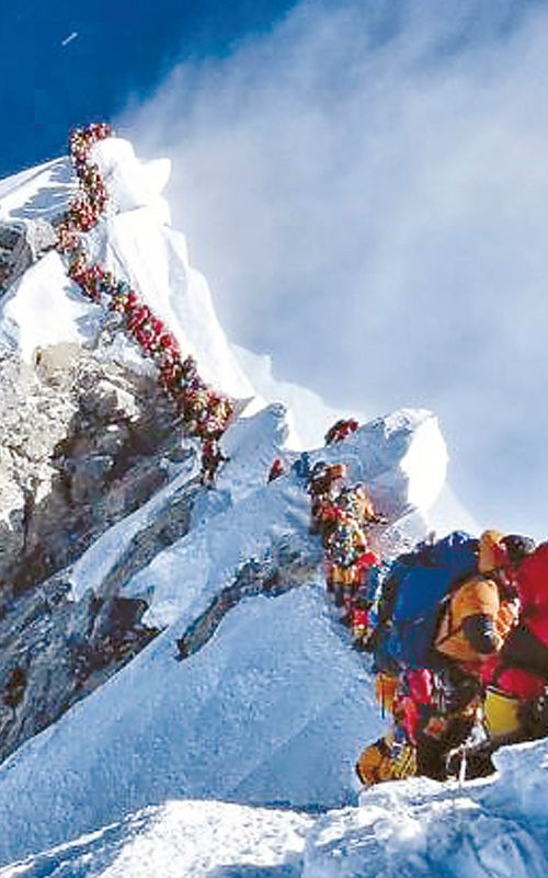 에베레스트 정상 직전 고빗사위인 힐러리 스텝을 오르는 등반가들. [중앙포토]