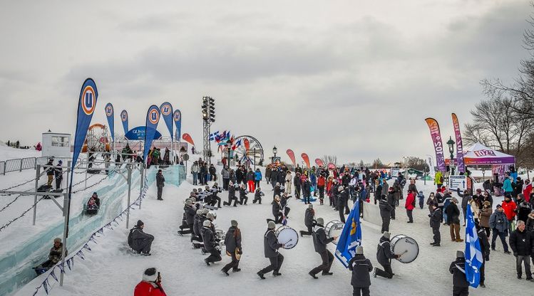 캐나다 퀘벡에서 매년 펼쳐지는 '윈터 페스티벌'. 관광객들을 위해 악대가 눈 밭 위에서 연주를 펼치고 있다. [사진 여행친구]
