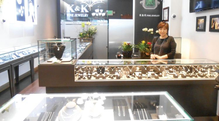 K&K 파인주얼리에서 1년에 단 한번 열리는 50% 세일이벤트를 30일부터 실시한다. 다이아몬드와 에메럴드등 매장 전품목을 특별 할인판매한다.