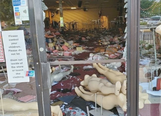 지난달 31일 김학동 씨가 운영하는 시카고 지역 옷가게 '시티 패션'이 일부 시위대에 의해 파손됐다. 피해액은 35만 달러에 이른다. [고펀드미 제공]