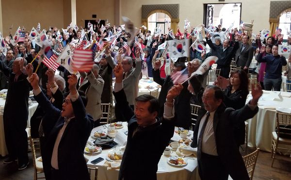 3.1절 100주년 행사에 참석한 모든 사람들이 태극기을 손에 들고 만세삼창을 외치고 있다. 