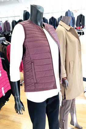 국보에서는 가을철을 맞아 여성 클래식 재킷과 아웃도어 제품을 할인 판매하고 있다.  [사진 국보]