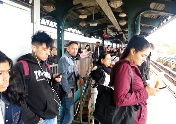 8일 오전 7번 전철 지연 운행으로 플랫폼을 가득 메운 승객들이 다음 열차를 기다리고 있다. 김미영 기자