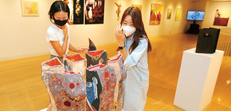 10일 LA한국문화원 2층 아트 갤러리에서 열리고 있는 전시회장에서 문화원 관계자들이 작품을 바라보고 있다. 김상진 기자