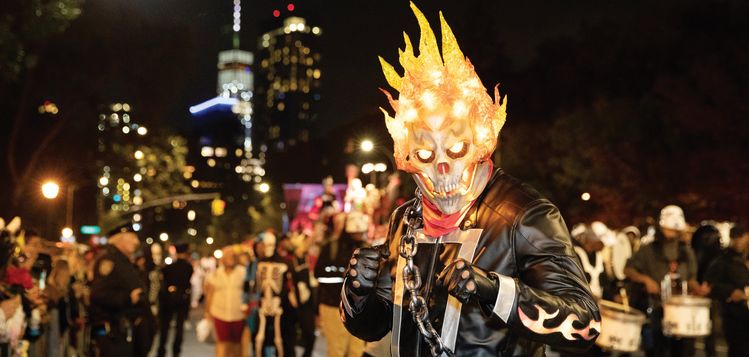 매년 가을의 마지막 날 맨해튼에서 열리는 '빌리지 핼로윈 퍼레이드'는 독창적인 코스튬을 선보이는 행진 참가자들을 보기 위해 수많은 인파가 몰린다. [Walter Wlodarczyk/NYC & Company]